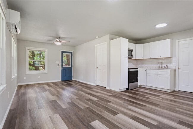 Photo - 800 W Avenue D Unit B