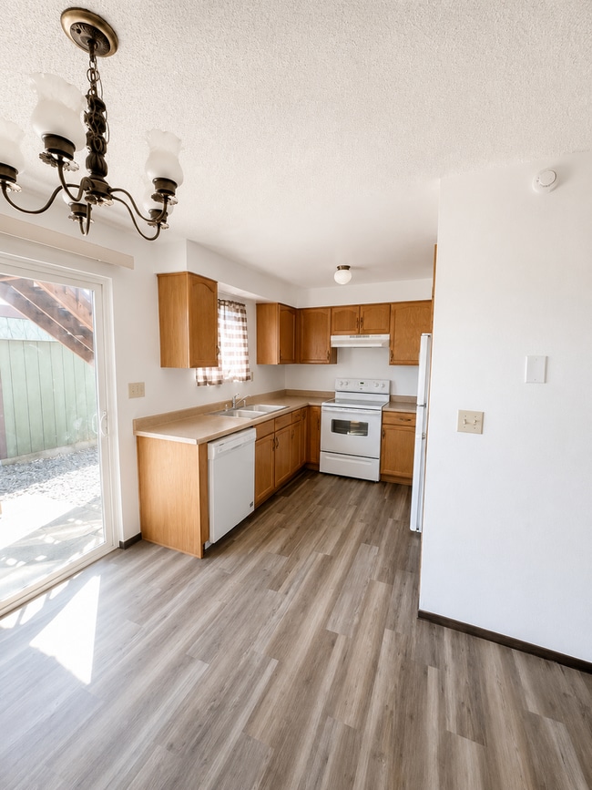 823/825 2nd St