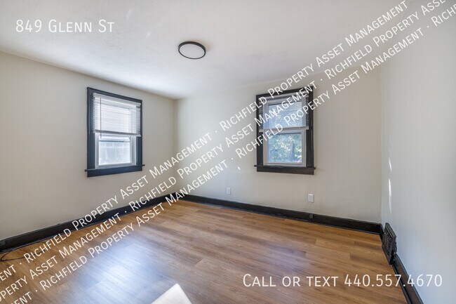 Photo - 849 Glenn St