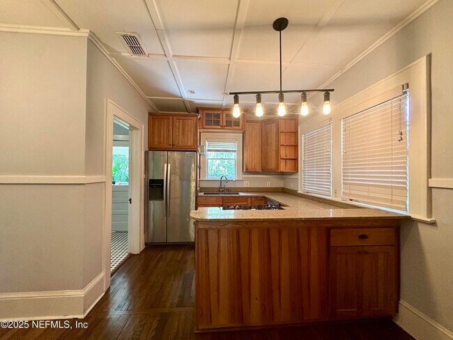 Photo - 2877 Sydney St