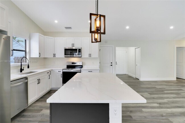 Photo - 143 Greentree Cir