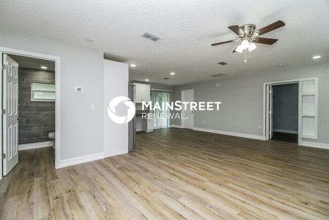 Photo - 3 Bedroom Pet-Friendly Home in LEESBURG, FL with Main Street Renewal