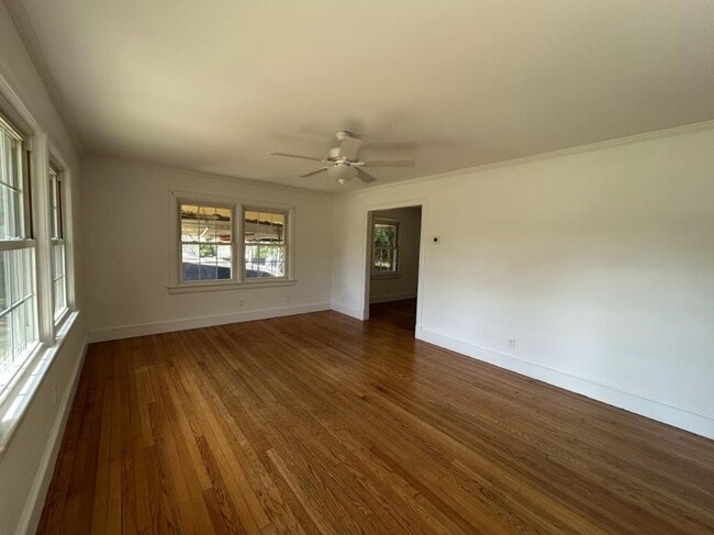 Photo - 203 Oak Leaf Dr