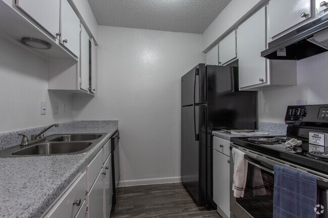 1 BR, 1 BA - 630 SF