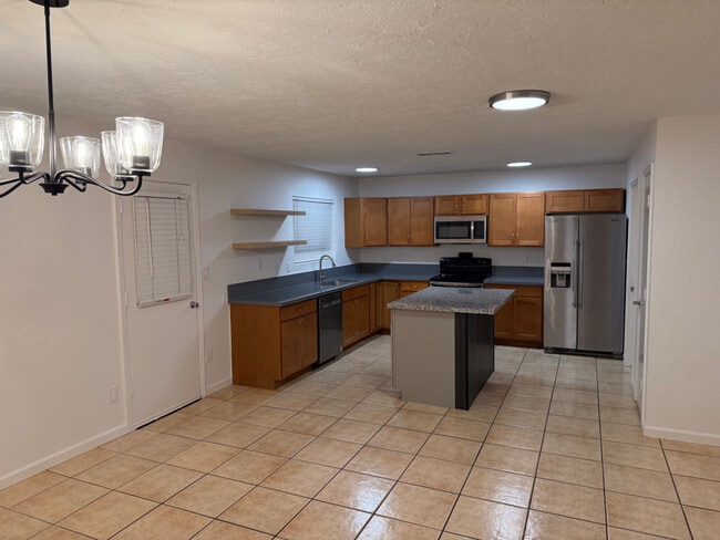 Building Photo - 807 W Palomino Dr