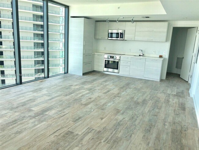 Photo - 650 NE 32nd St Unidad 2008