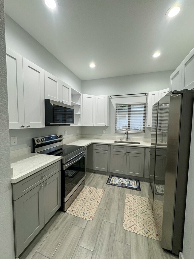 1033 W 32nd St