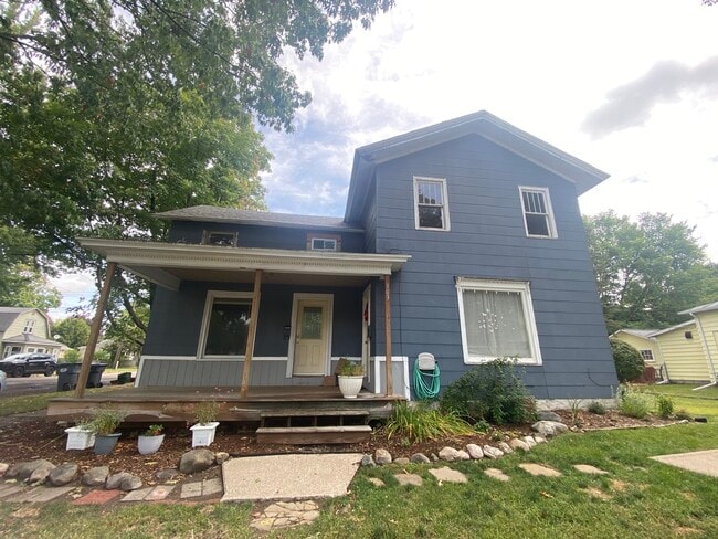 Photo - 303 S Main St