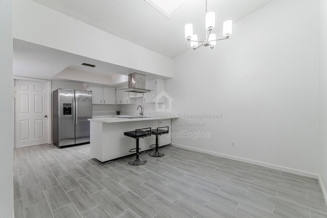 Photo - 911 Robinhood Ct