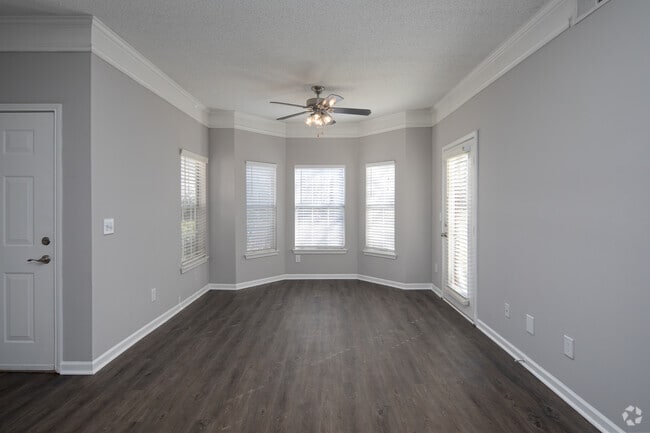 1BR, 1BA - Valmont - 927SF - Living Room