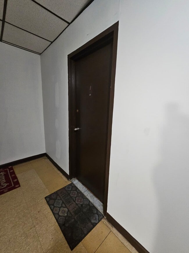 Building Photo - 1614 Summit Ave Unit 3