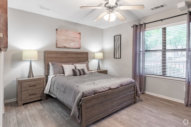 2BR, 2BA - 1200SF (B2B Esquire)