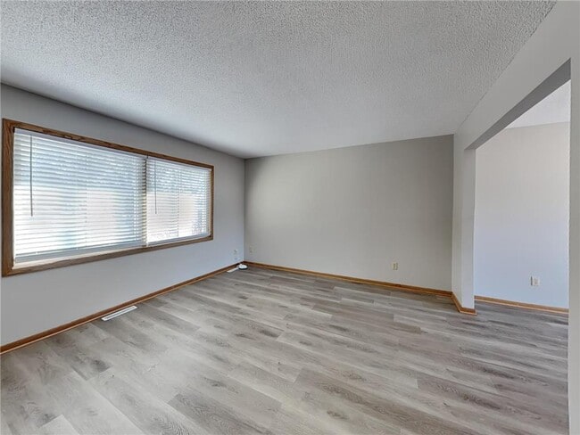 Photo - 11051 Quebec Ave N