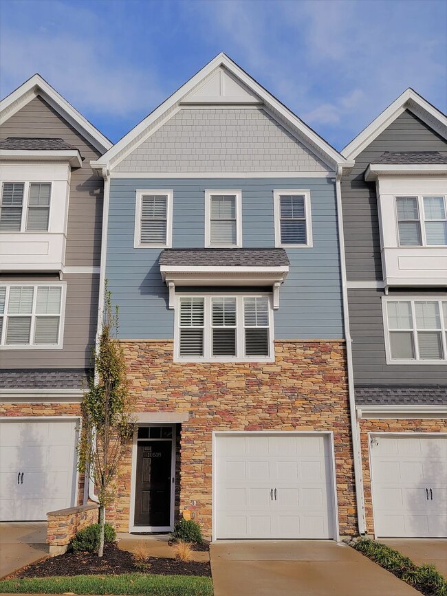 Stunning 4 bedroom 3.5 bath townhome locat... - Stunning 4 bedroom 3.5 bath townhome locat...