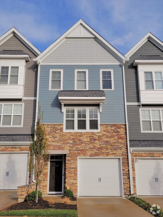 Building Photo - Stunning 4 bedroom 3.5 bath townhome locat...