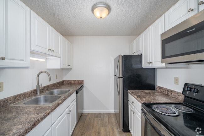 Updated 2BR, 1BA - 810SF - Kitchen - Westporte Apartments