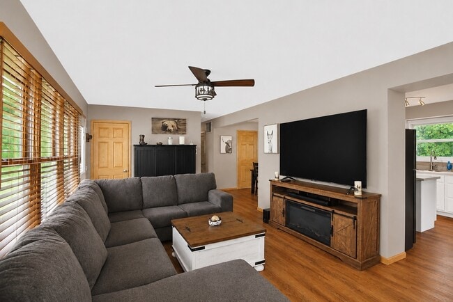 2302 Manor Ln