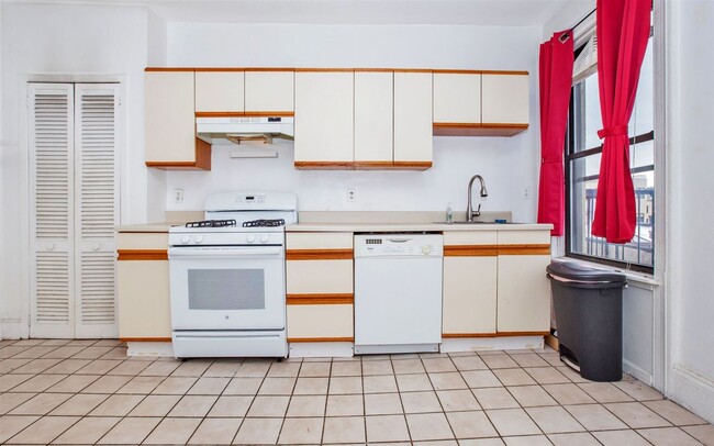 Building Photo - 504 Washington St Unit 3
