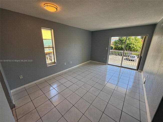 Photo - 1255 W 49th Pl Unidad B201 Rental
