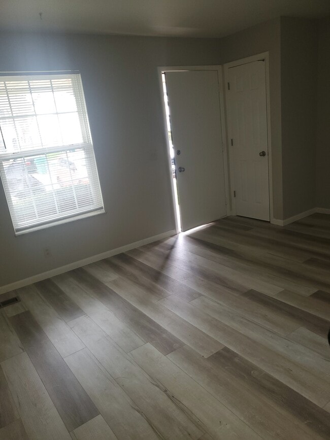 Photo - 20 Eastgate Ave W