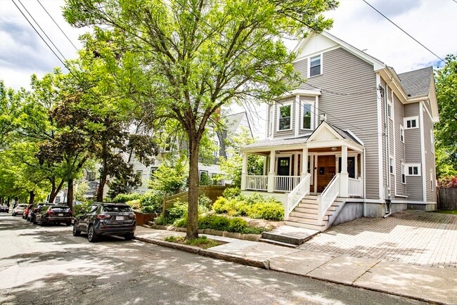 Building Photo - 40 Harvard St Unit 1