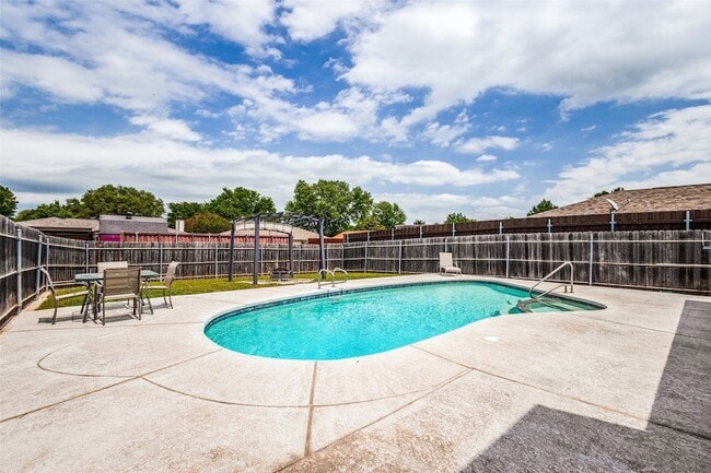 Photo - 1323 Lark Ln