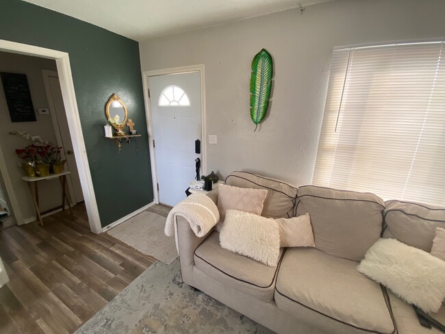 Entryway - 1609 Maple Dr House