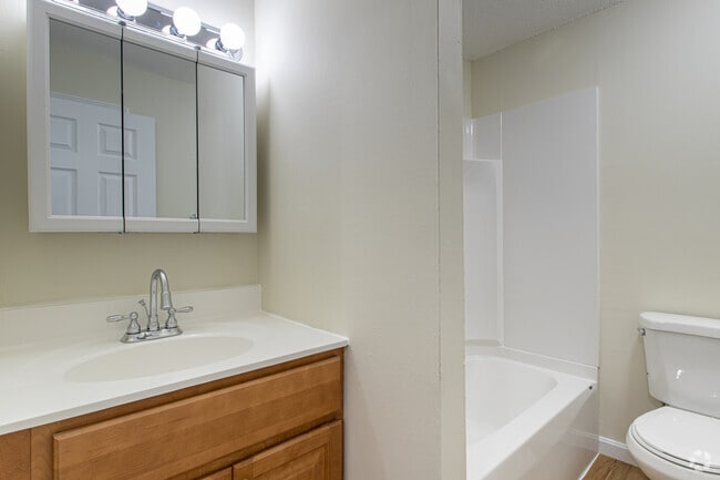 1 BR, 1BA, 625 SF - Carlyle House Apartments