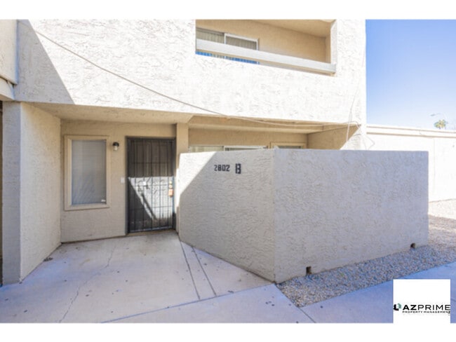 Building Photo - Charming 2/1.5 Phoenix Townhouse - Courtyard Views &amp; Mountain Backdrop!