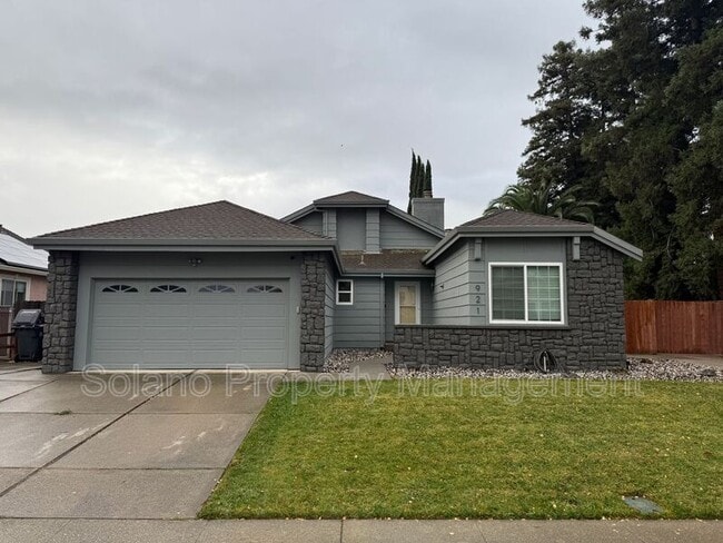 Building Photo - 921 Hickory Ave