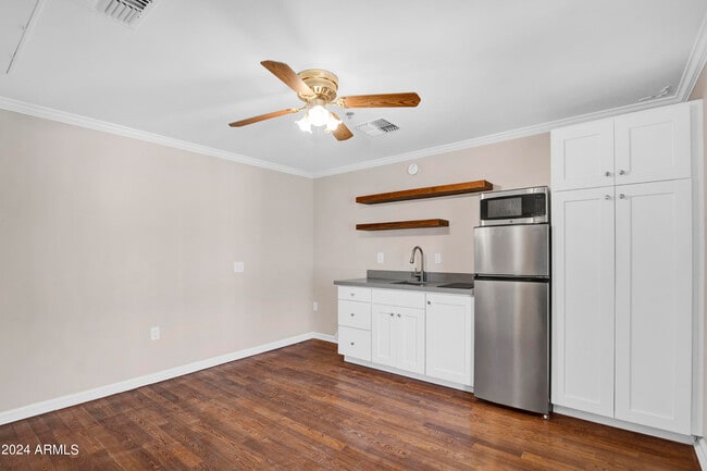 5753 W Glendale Ave Unit 105