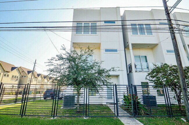 Building Photo - 2103 Engelmohr St Rental