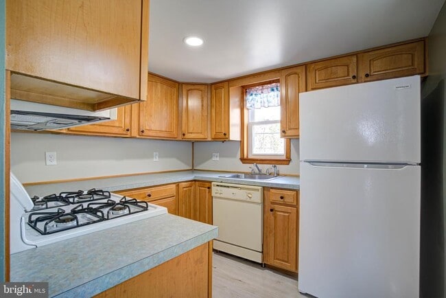 Building Photo - 2331 E Hazzard St Rental