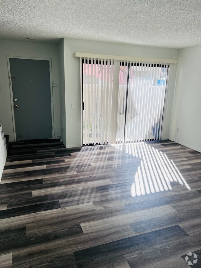 Building Photo - 1213 W Cypress Ave Unit D Rental