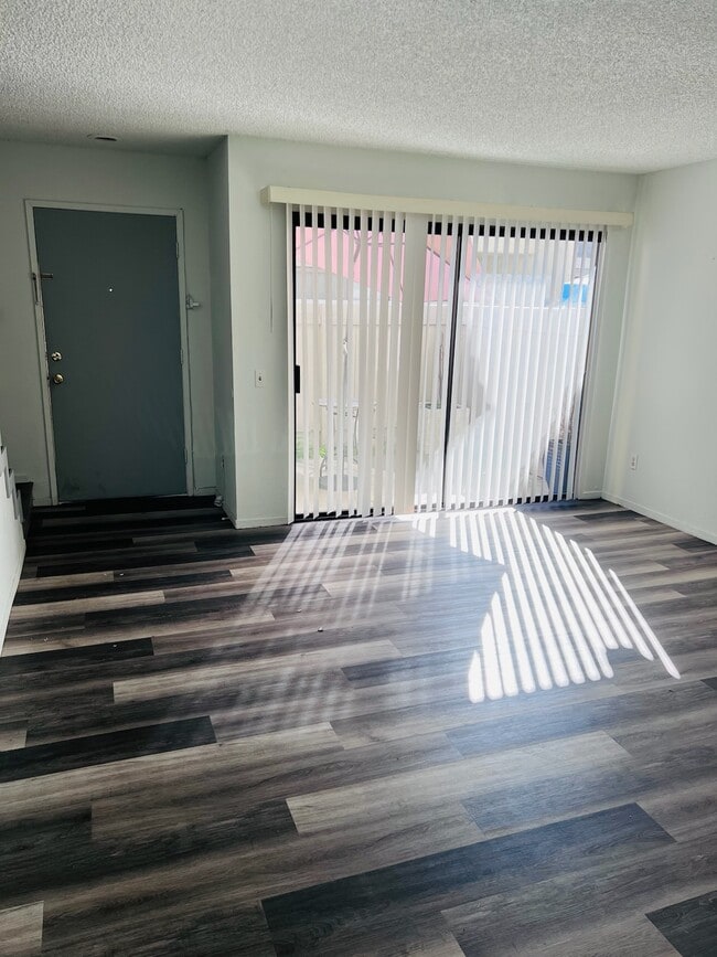 Building Photo - 1213 W Cypress Ave Unit D Rental