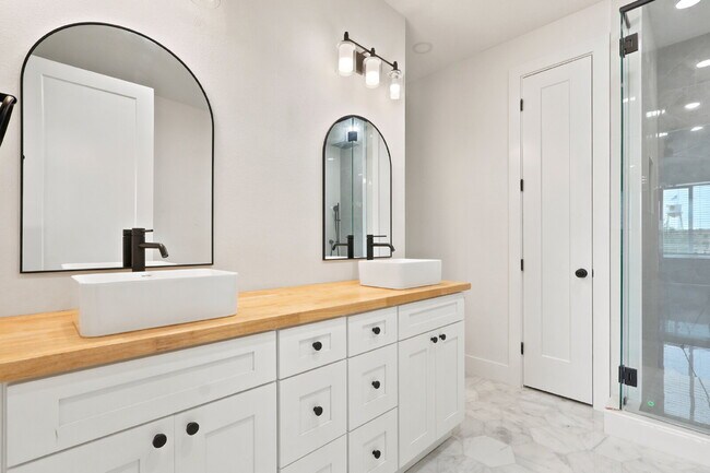 Photo - 2138 W Nassau St Unit 2