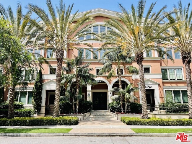 Photo - 6241 Crescent Park W