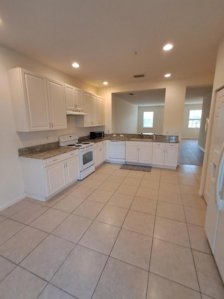 Photo - 221 Greenwich Cir Unit 210