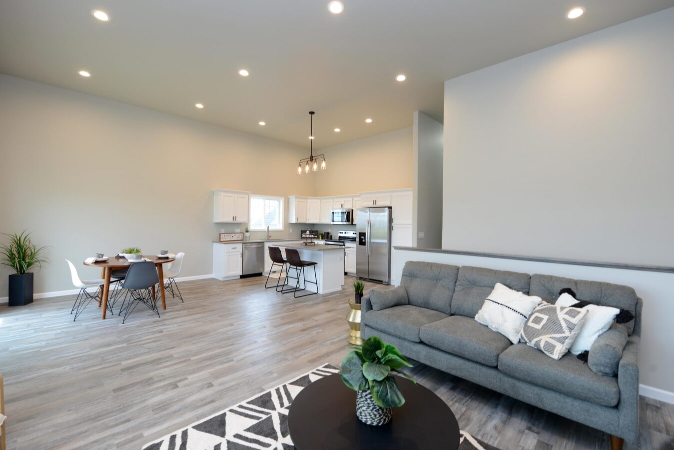 Photo - 742 United Dr