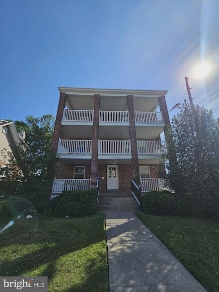 Building Photo - 100 E 3rd St Unit 3