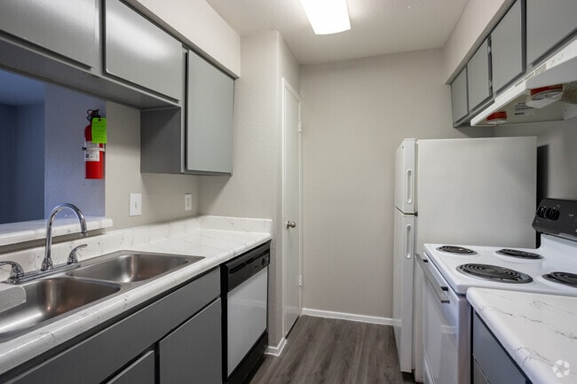 2BR, 1BA - 804SF - Kitchen