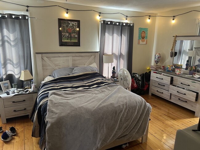 Building Photo - 184 Aspinwall Ave Unit C Rental