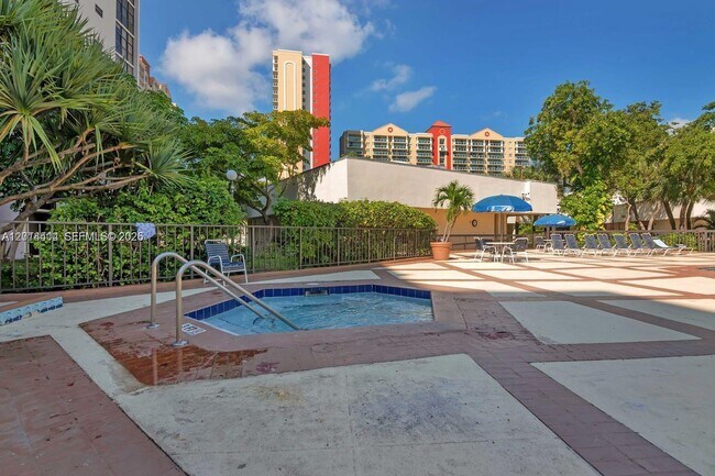 17021 N Bay Rd Unit 322