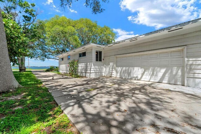 1949 Edgewater Dr
