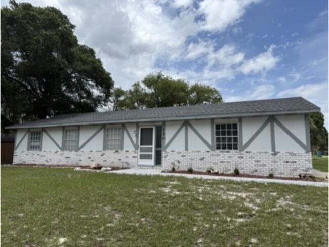 Building Photo - Large 4 Bedroom with Family Room, Fireplace, &amp; Screen Porch!