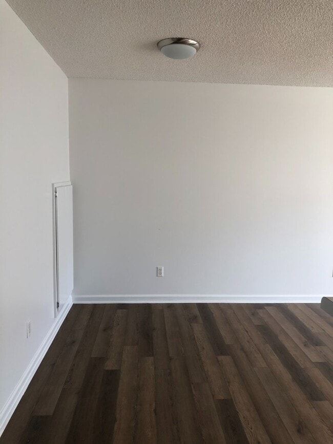 Photo - Foxhill Commons - Fresh Paint and New Flooring Throughout!!!