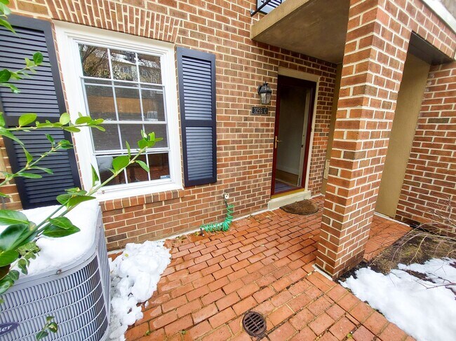 Photo - Quaint two-level 2br/2.5br condo for rent ...