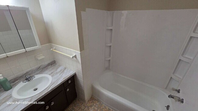 Photo - 3 Bedroom 1 Bath Multiplex Unit #4 – Columbia Heights Unidad #4