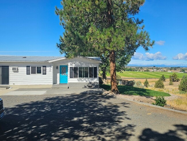 Building Photo - Located at south end of town *WATER/SEWER/... Rental