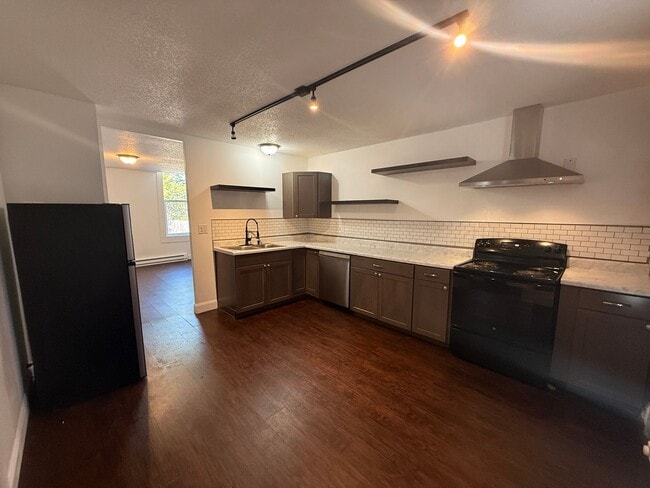 Building Photo - One bedroom available for a move in right ... Unit 809 Belle Ave Apt 3 Fort Wayne, IN 46807